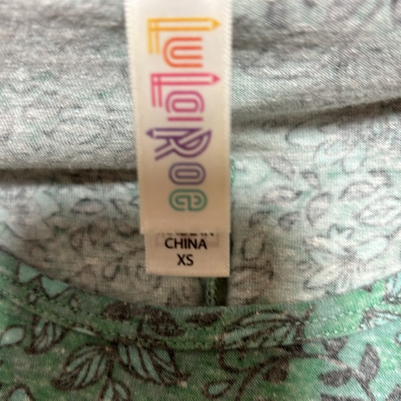 LuLaRoe tunic top size xs green with light blue flowers - Picture 4 of 6